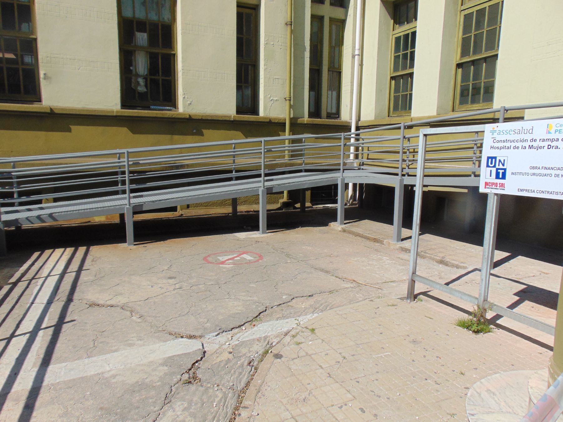 Es una rampa de acceso universal construida por Incipio SRL en el hospital Pereyra Rosell